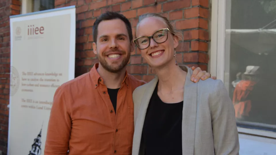 Steven Curtis and Sofie Sandin Lompar standing in front of a brick wall. Photo. 