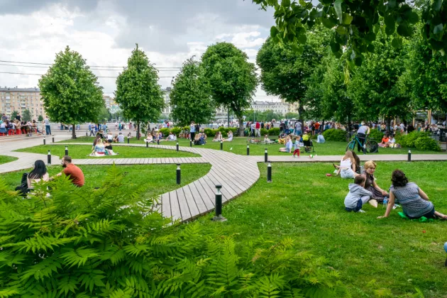 People enjoying leisure time in a green urban area