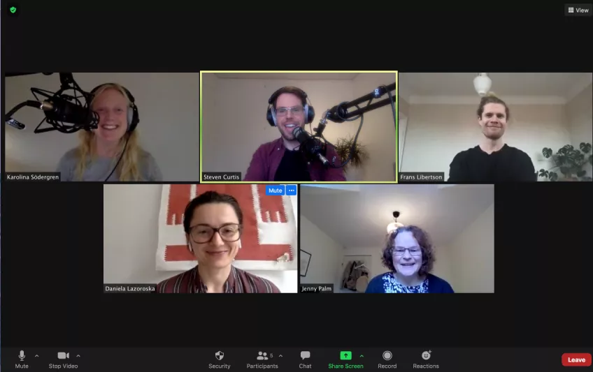 5 persons in a zoom meeting recording the podcast. Photo.